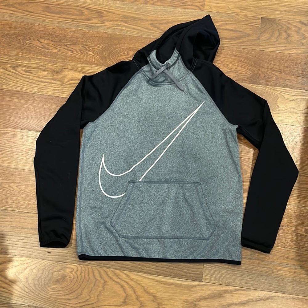 Dri - Fit never worn Nike Sweatshirt with thumb hole. Size M.